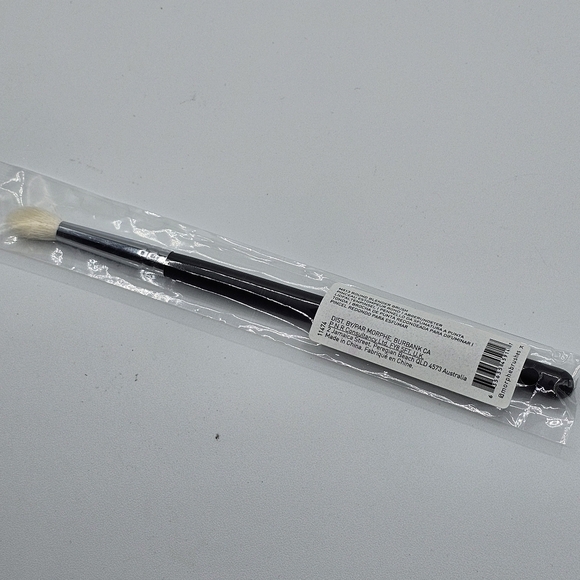 Morphe M513 Round Blender Eyeshadow Brush - Picture 4 of 5